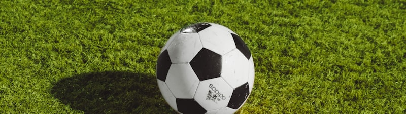 AC米兰与国际米兰在圣西罗球场进行激烈德比战的现场照片